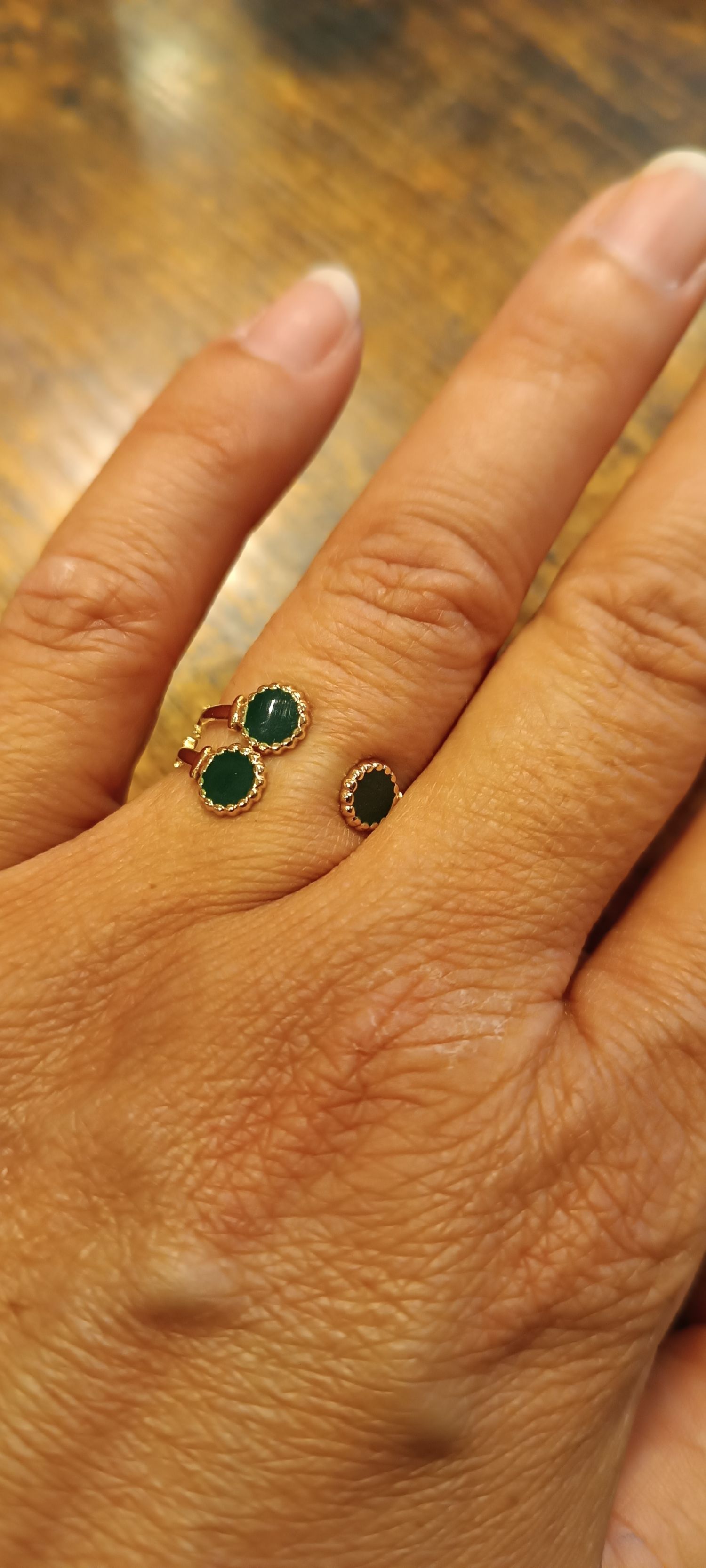 bague dorée avec trois points vert