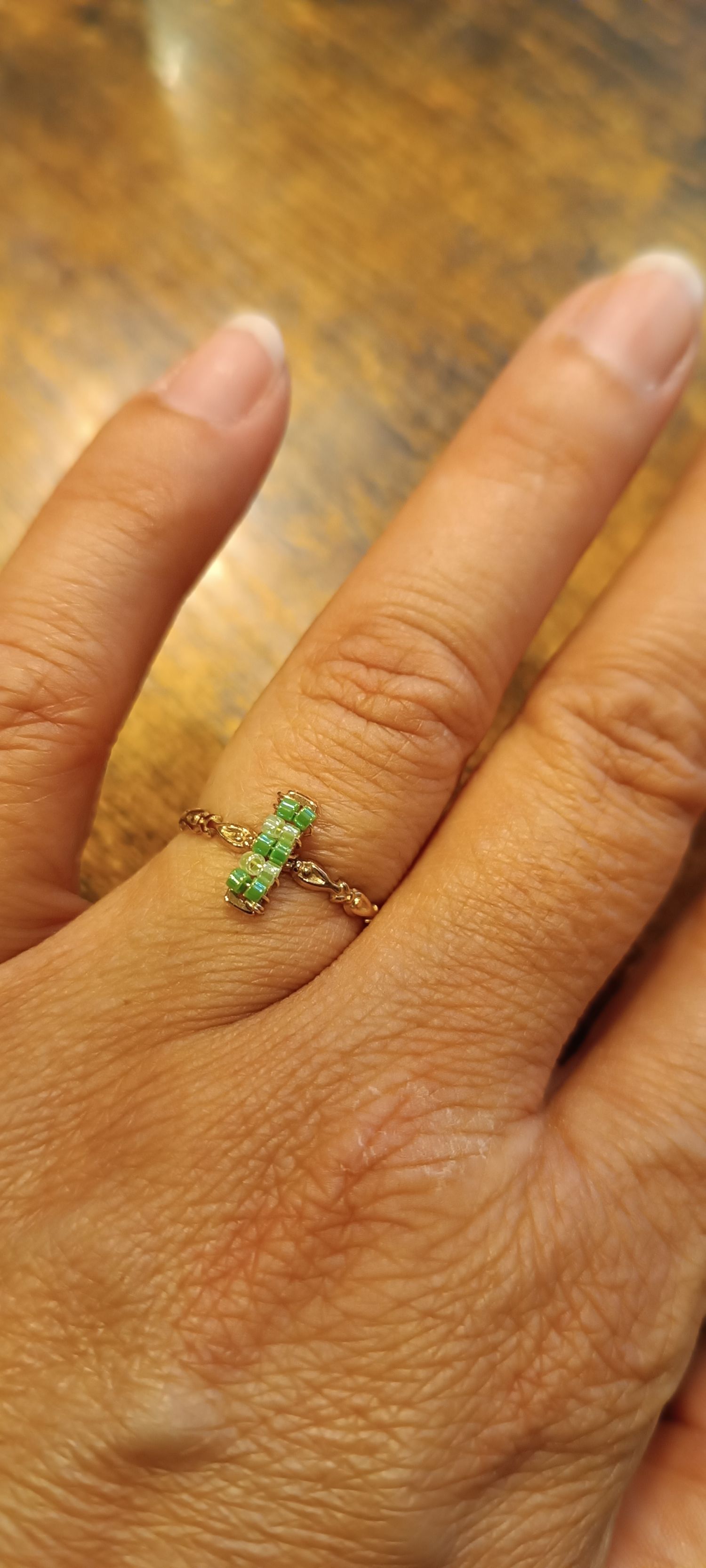 Bague dorée et perles vertes pale
