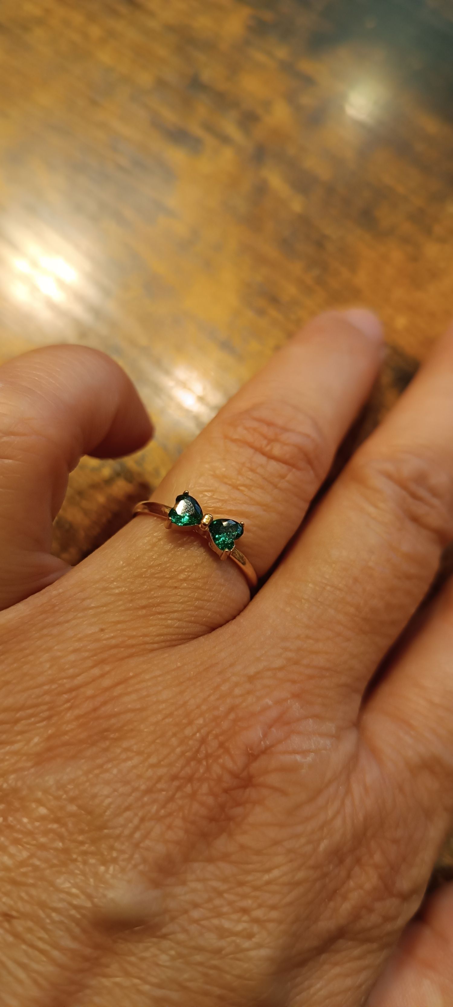 Bague dorée noeud papillon strass vert