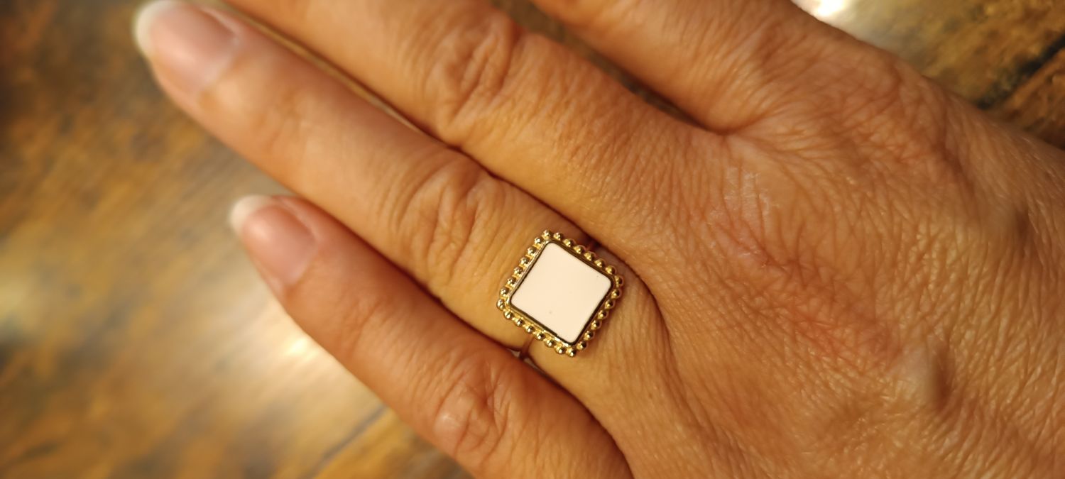 Bague dorée carré blanc