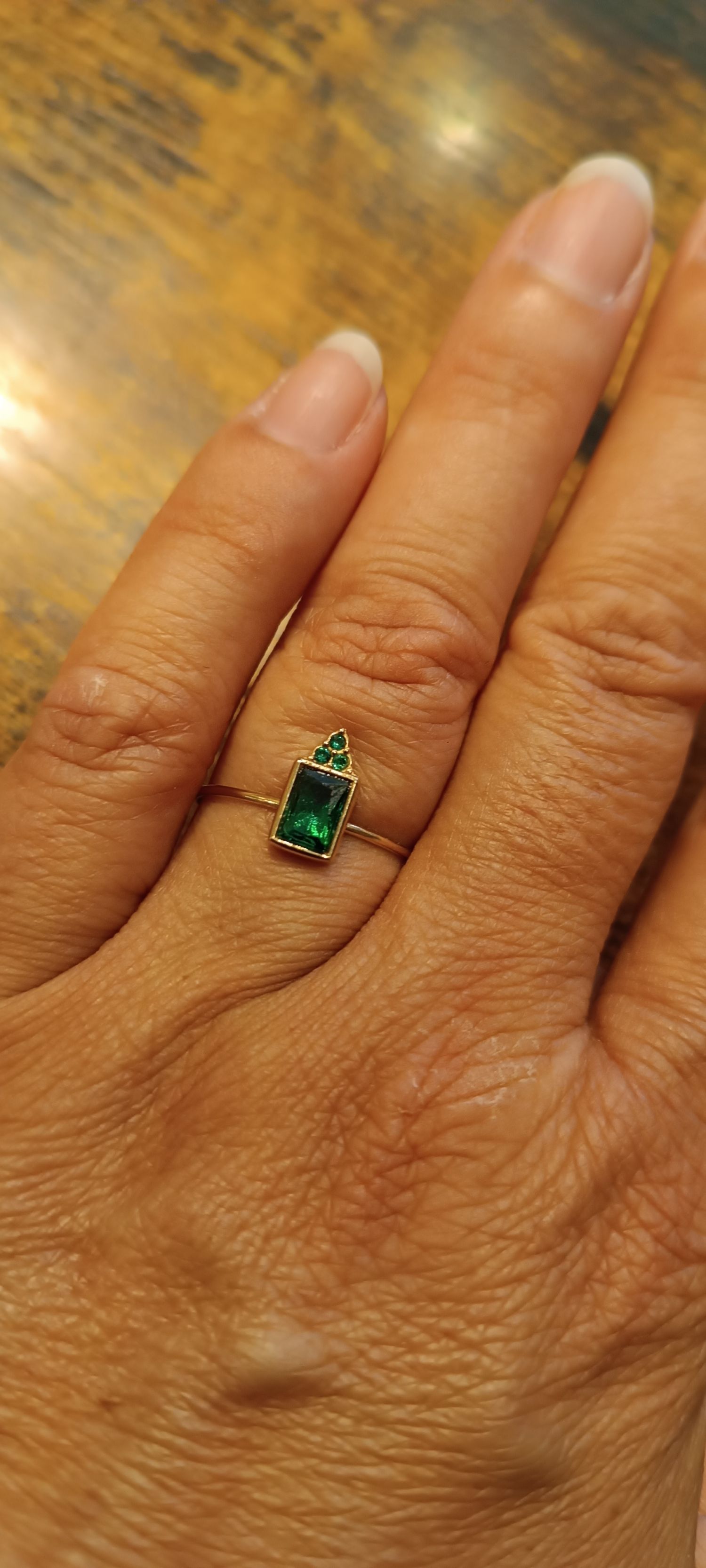 Bague dorée strass vert 2