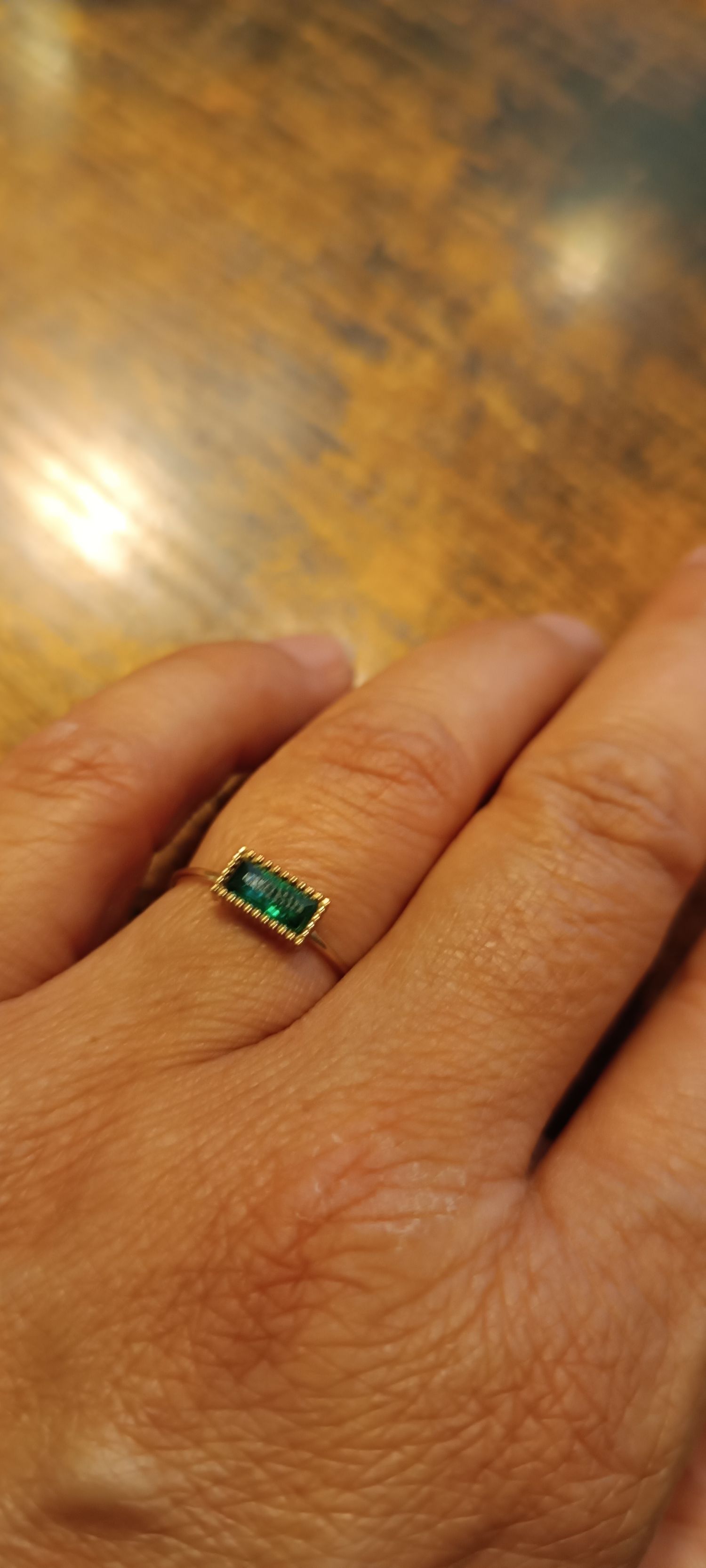 Bague rectangulaire dorée strass vert
