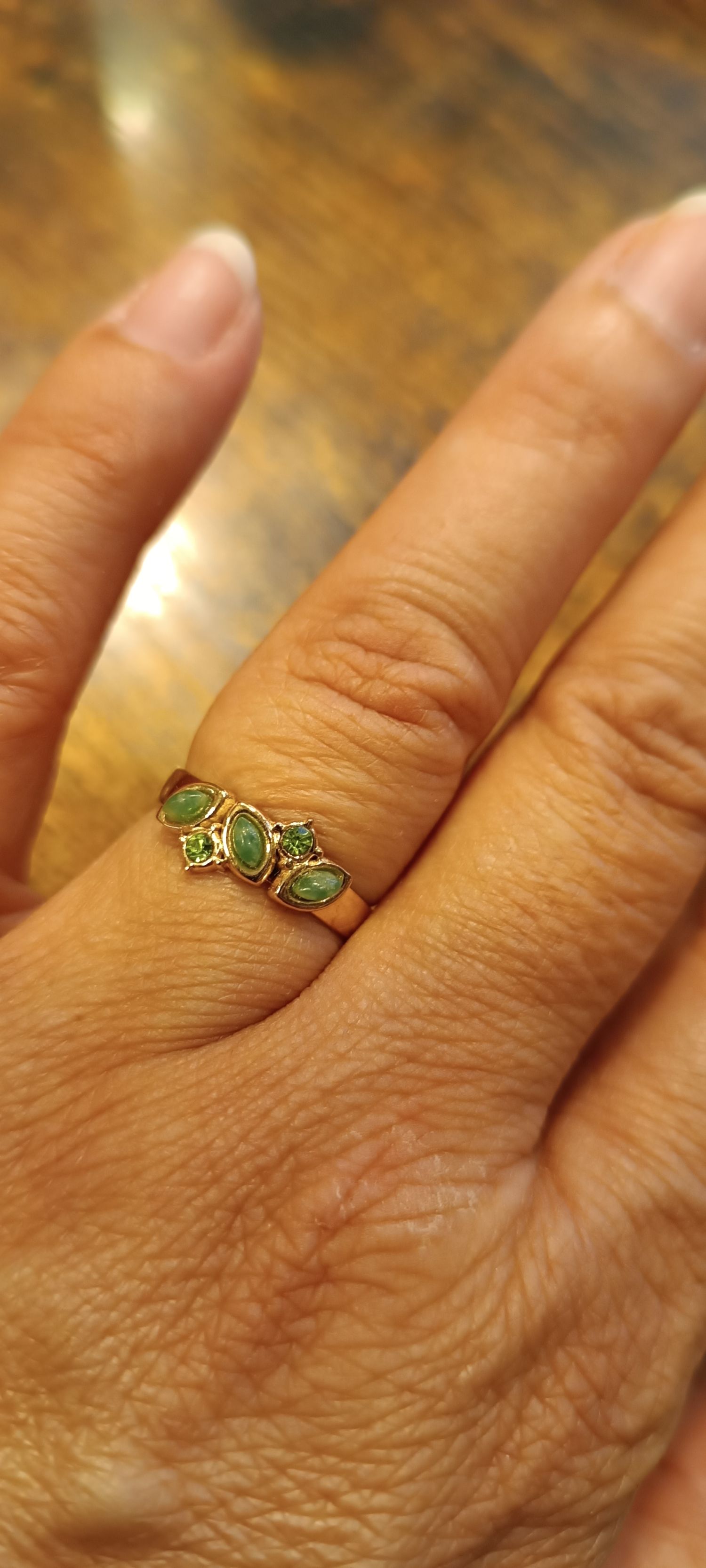Bague dorée strass vert 5