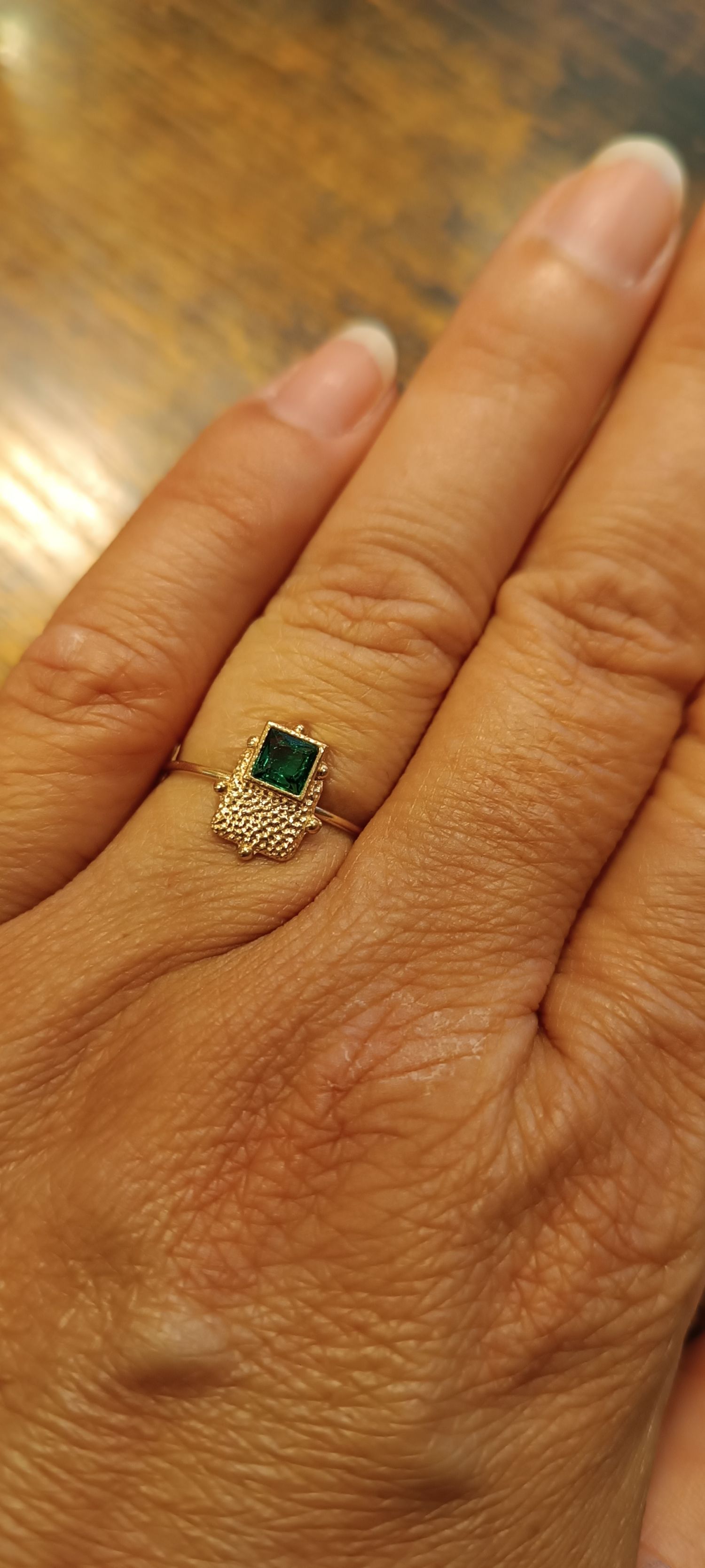 Bague dorée carré strass vert