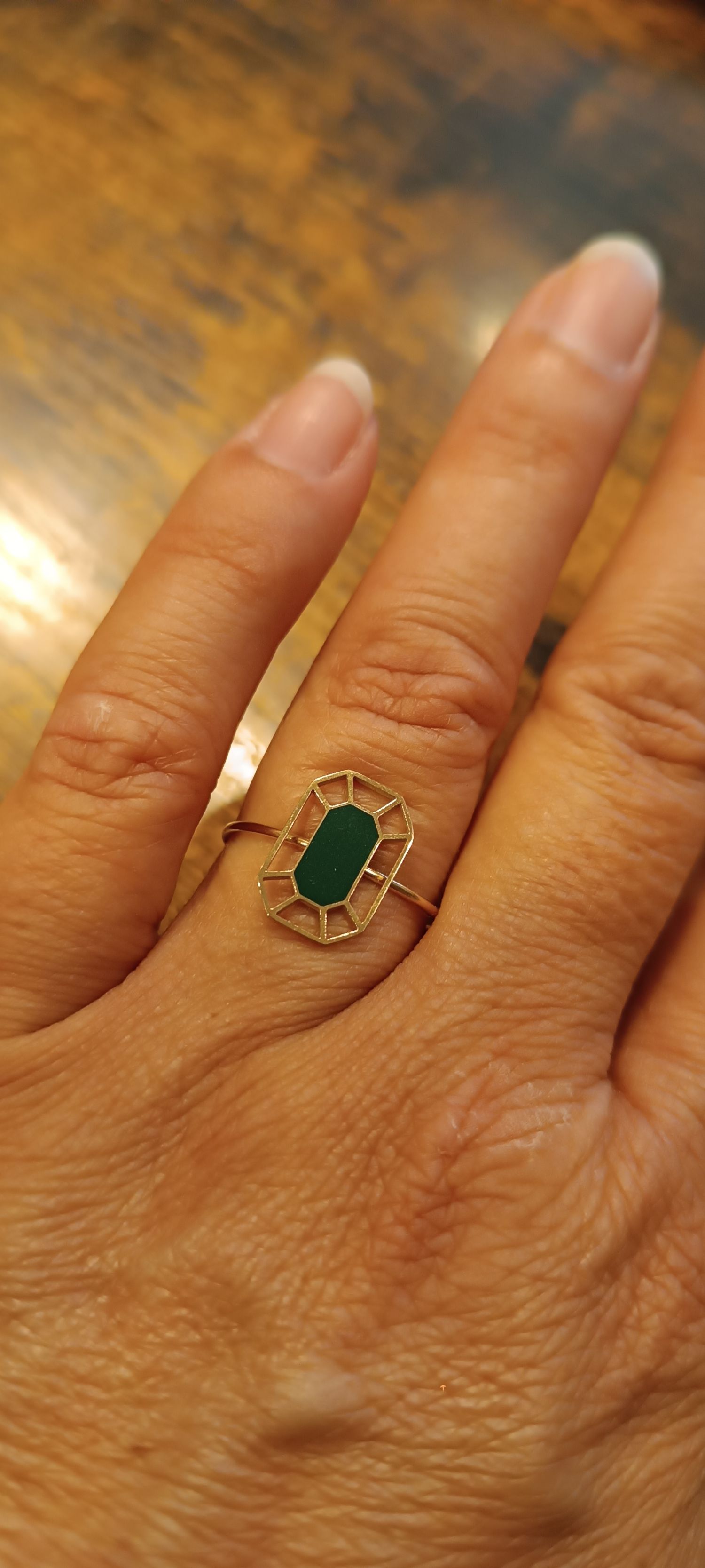 Bague ovale ligné dorée strass vert