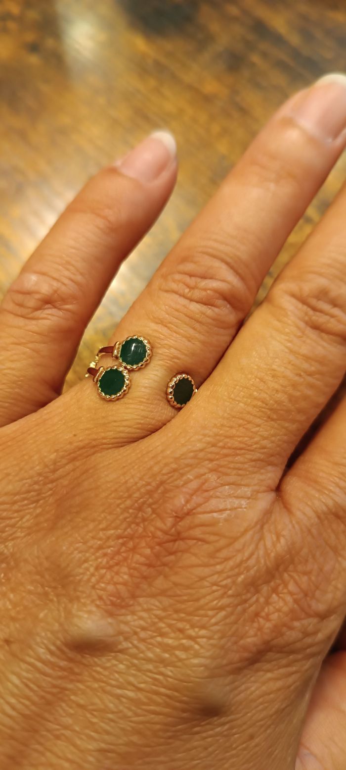 bague dorée avec trois points vert