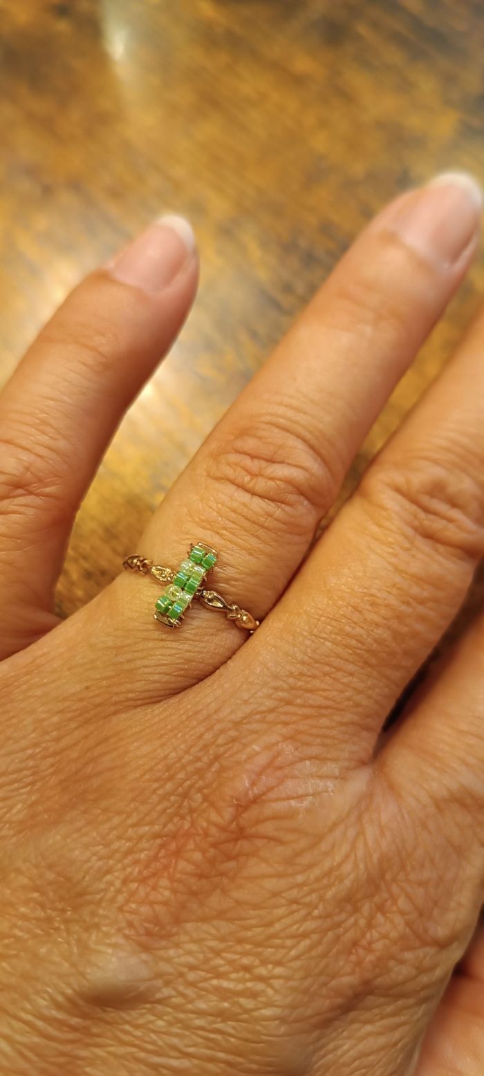 Bague dorée et perles vertes pale