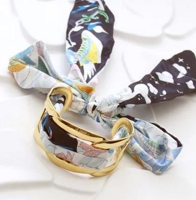 Bracelet Jonc Doré avec Foulard Coloré – ACIER INOXYDABLE - Bleu foncé