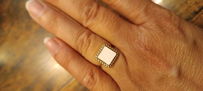 Bague dorée carré blanc