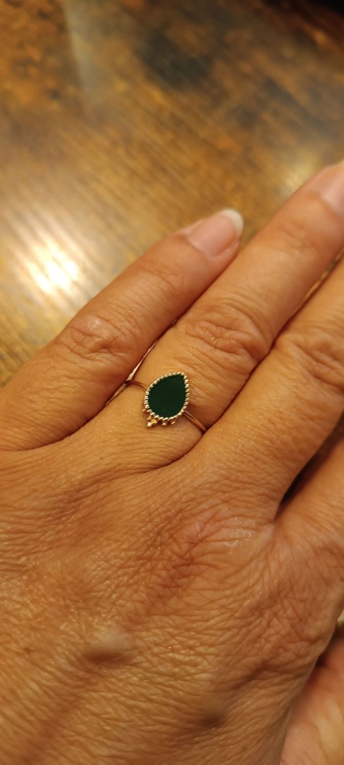 Bague dorée goutte strass vert