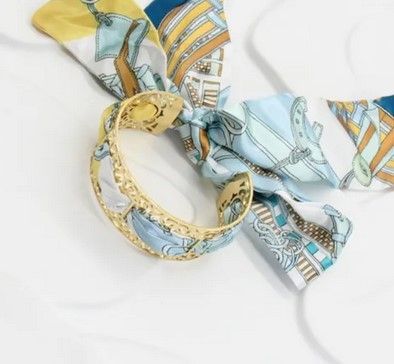 Bracelet Jonc Doré avec Foulard Coloré – ACIER INOXYDABLE - bleu clair