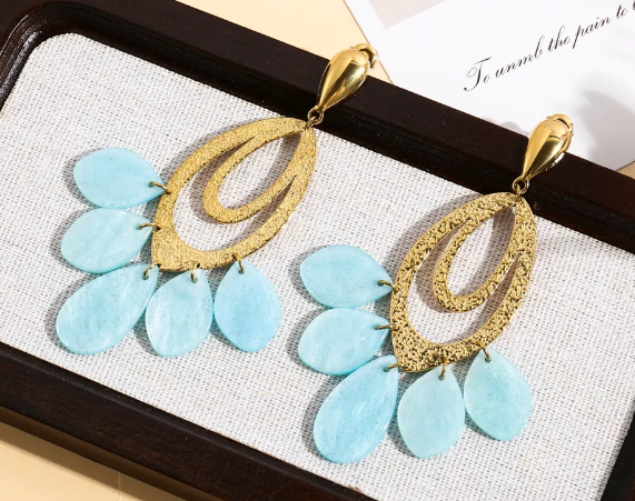 Boucles d'Oreilles dorées goutte texturée et pétales