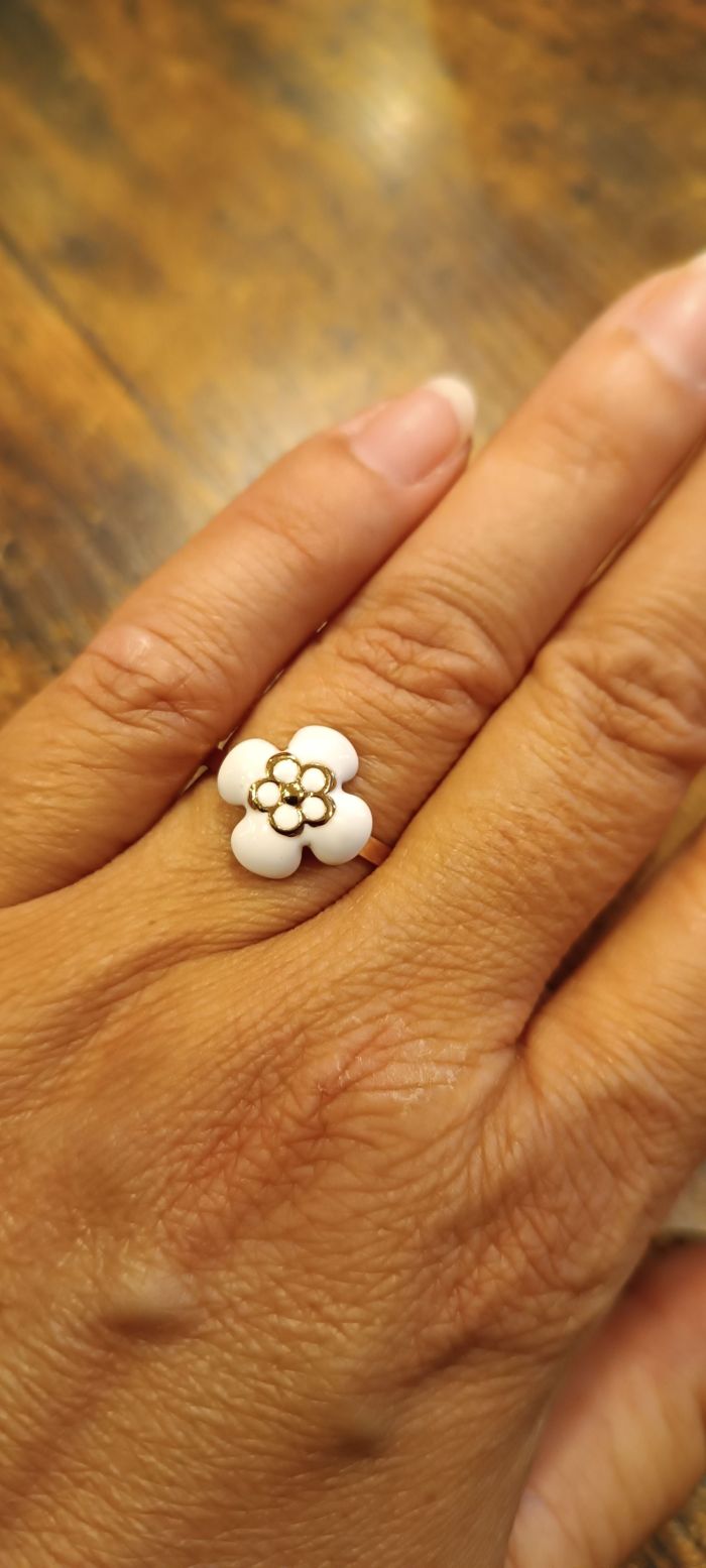 Bague dorée fleur blanche