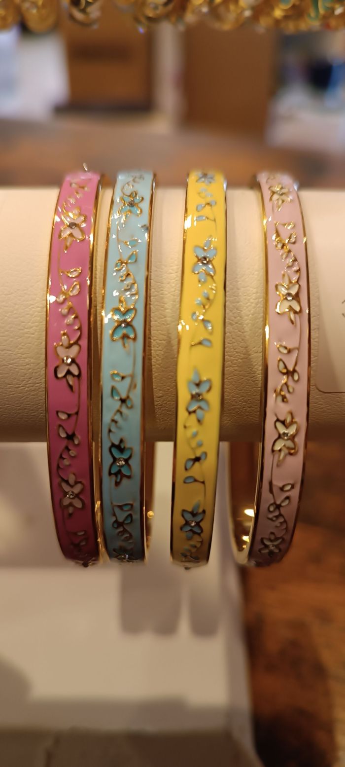 Bracelet Thaïlandais Acier Inoxydable Jonc Émaillé Doré – Motif Fleur Fushia