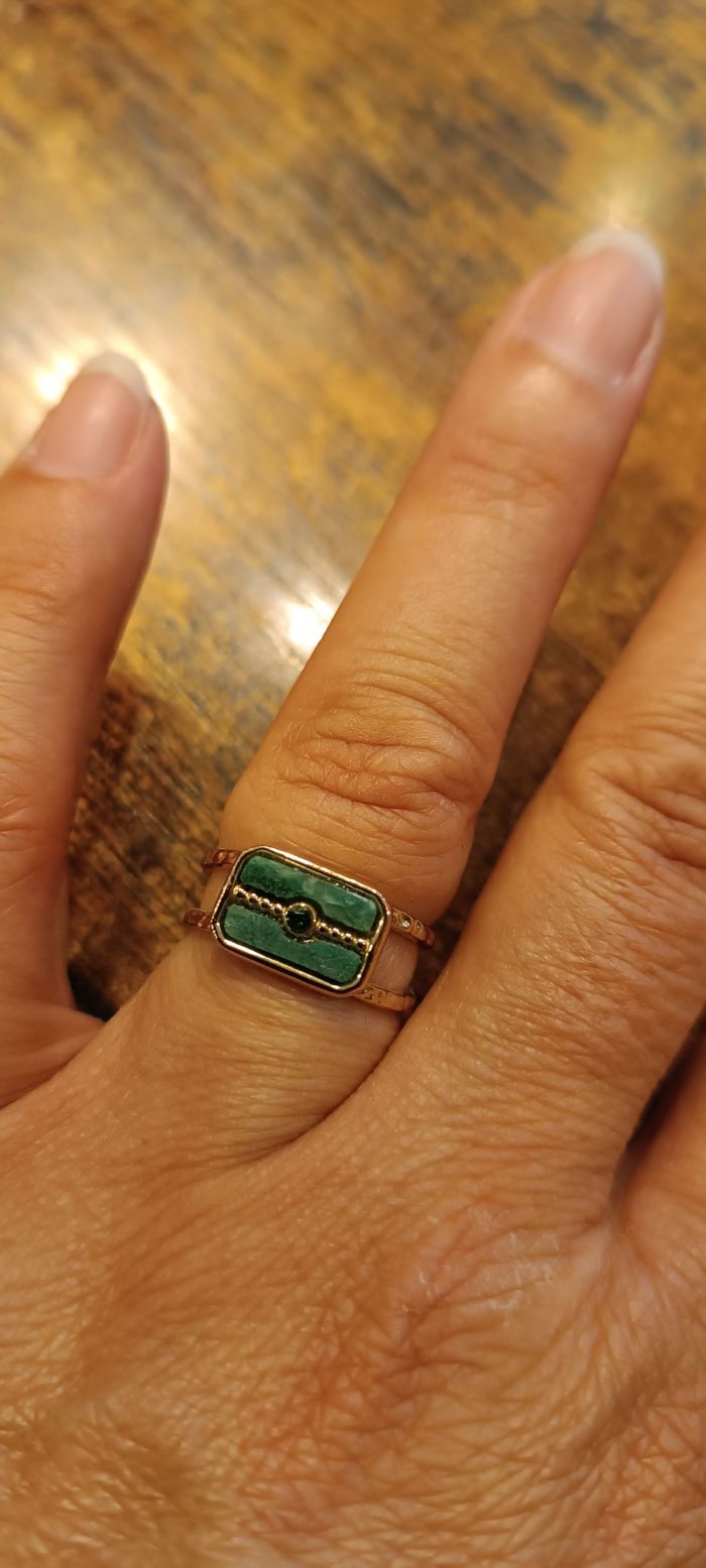 Bague rectangulaire dorée et vert