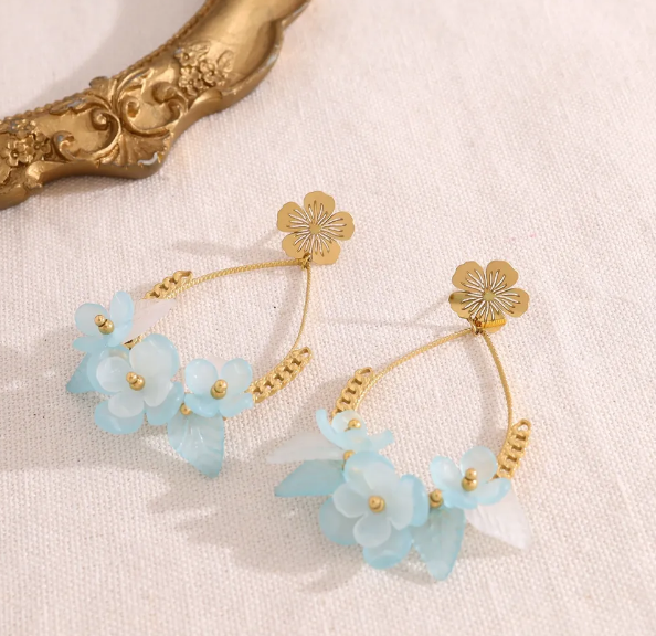 Boucles d'oreilles fleur pendante avec fleurs bleues