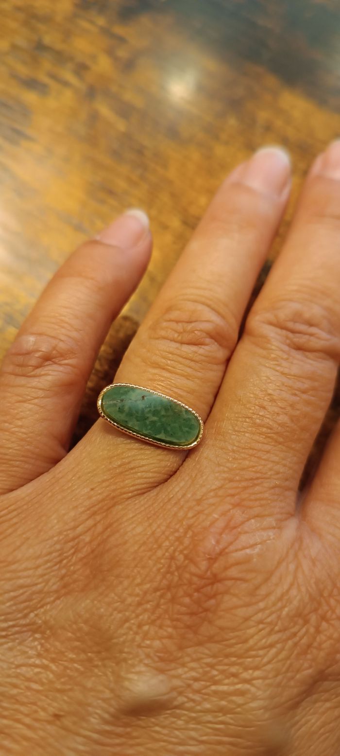 Bague ovale dorée strass vert