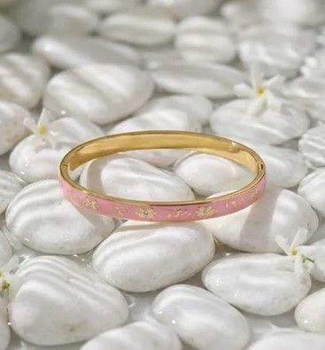 Bracelet Thaïlandais Acier Inoxydable Jonc Émaillé Doré – Motif Fleur Blush