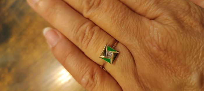 Bague dorée carré strass vert avec brillant